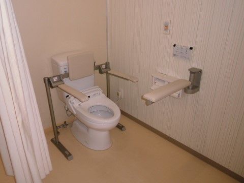 トイレには温水洗浄便座がついており、清潔に使用していただける。また、調節ができる手すりが３箇所設置されているため、安全に移動できる。