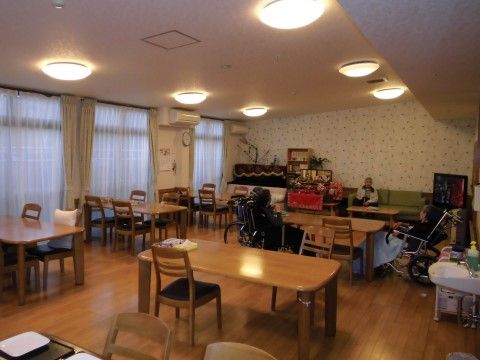 入居者様が皆様同時に食事を摂ることのできる、広々とした食堂。車椅子をご利用の方も、同じテーブルで過ごしていただける。