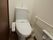 全ての居室には、個室タイプのトイレが用意されている。便器は一般的な洋式で、壁には立ち上がりを助ける手すりがある。