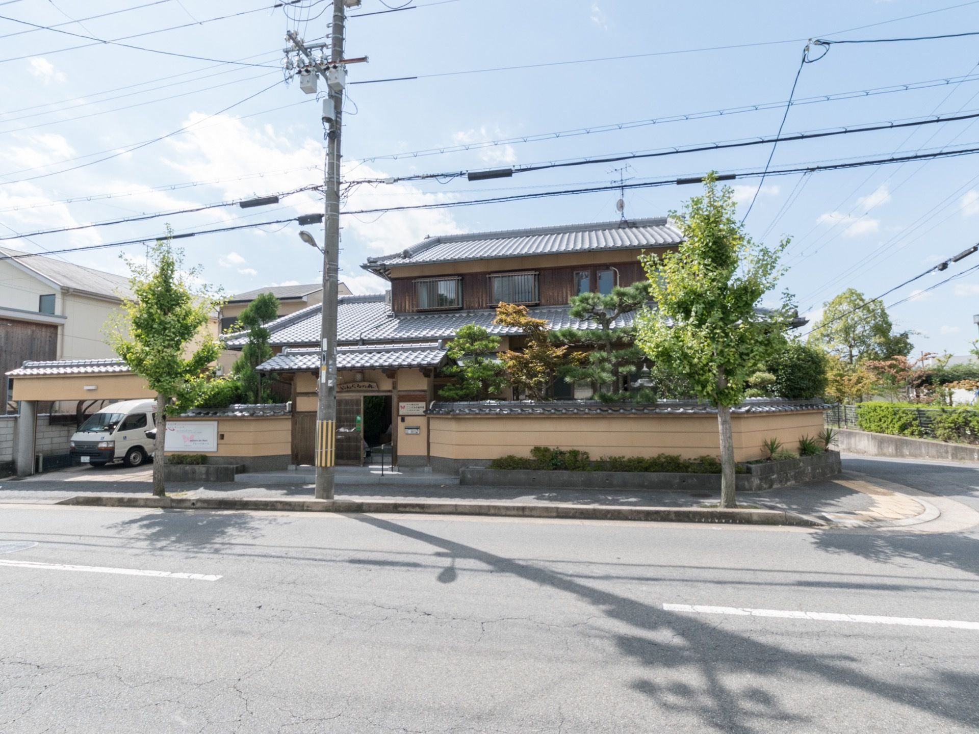 施設は日本家屋風の一軒家である。屋根は瓦葺きで入り口には格子戸がある。外周にはブロック塀があり、内部に木を植えている。
