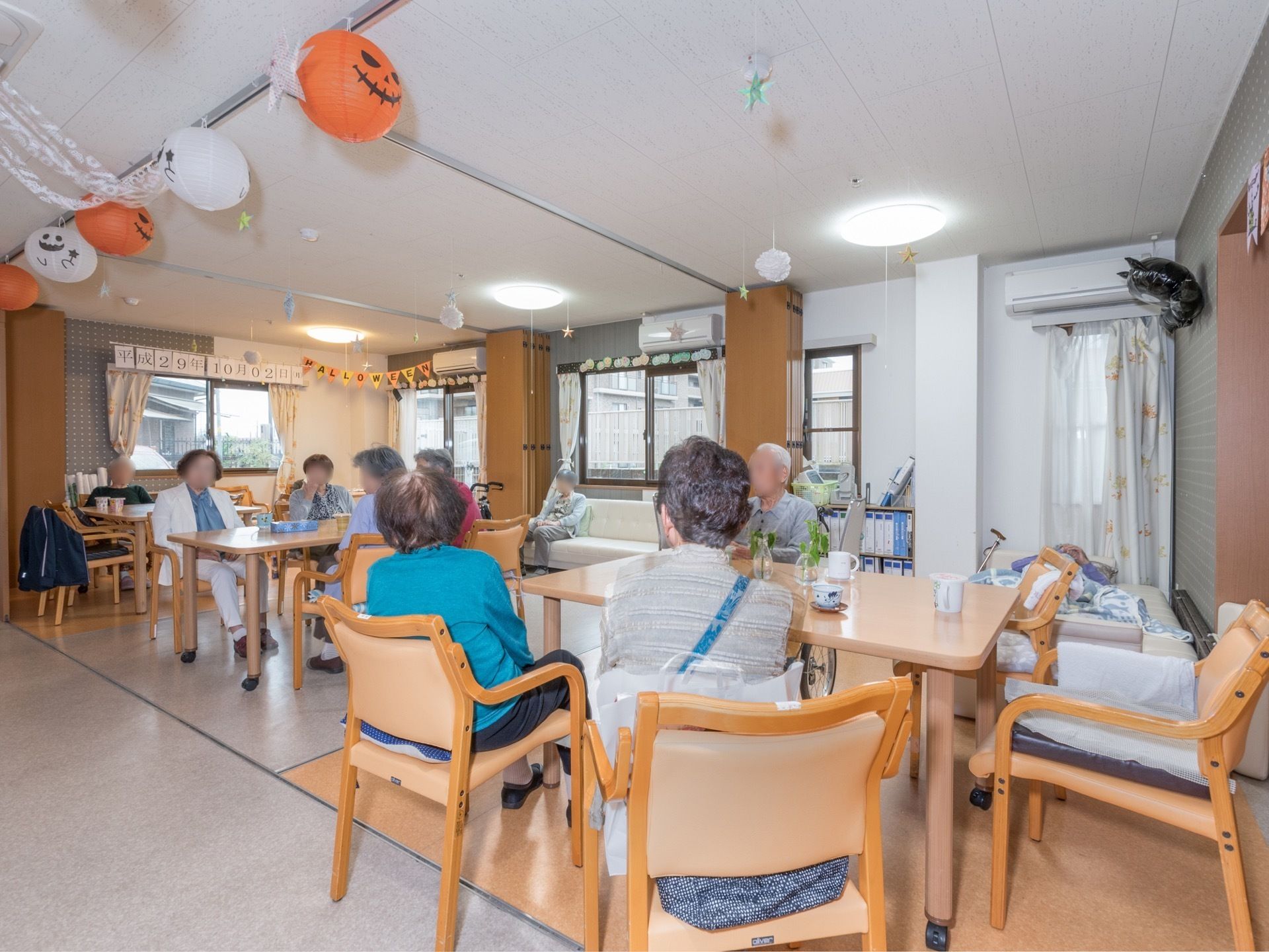 天井にハロウィンの飾り付けがしてある。部屋は３つにセパレーターで仕切ることができ、それぞれのエリアにエアコンが付いている。