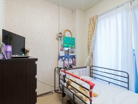 掃き出し窓の手前に置かれている転落防止柵がついたベッド