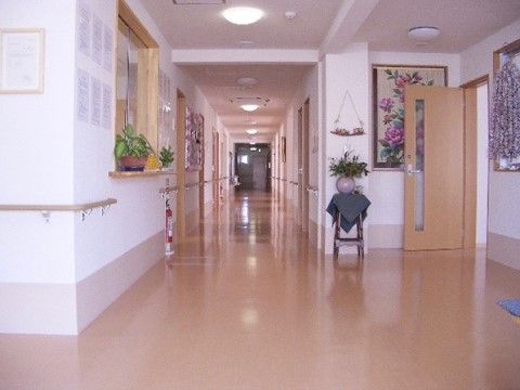 「ゴールドエイジクラシオン」の廊下。広さを持たせて車いすにも優しい造りになっている。