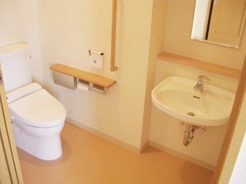 「ゴールドエイジクラシオン」の居室トイレ。洗面台も設置されている。