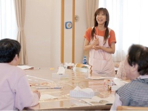 レクリエーションをしている介護スタッフ