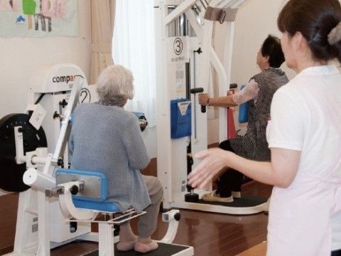 機能訓練をしている高齢者