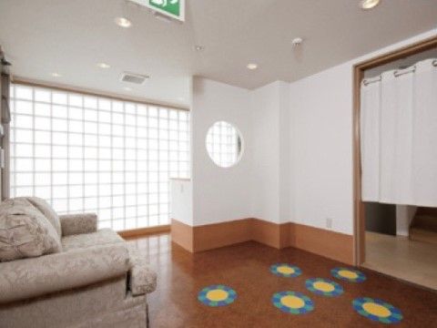 「ゴールドエイジ ラピーヌ瑞浪」の浴室入口。入浴後腰掛けられるソファースペースを完備している。
