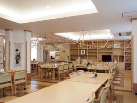 「ゴールドエイジ ラピーヌ瑞浪」の食堂。食堂に、装飾品を飾り付けて華やかに演出している。
