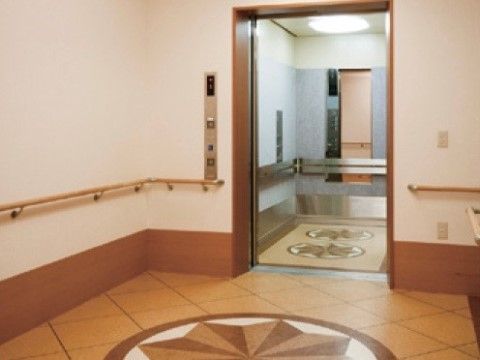 「ゴールドエイジ ラピーヌ瑞浪」のエレベーター。エレベーター前にも複数の介助手すりを設置している。