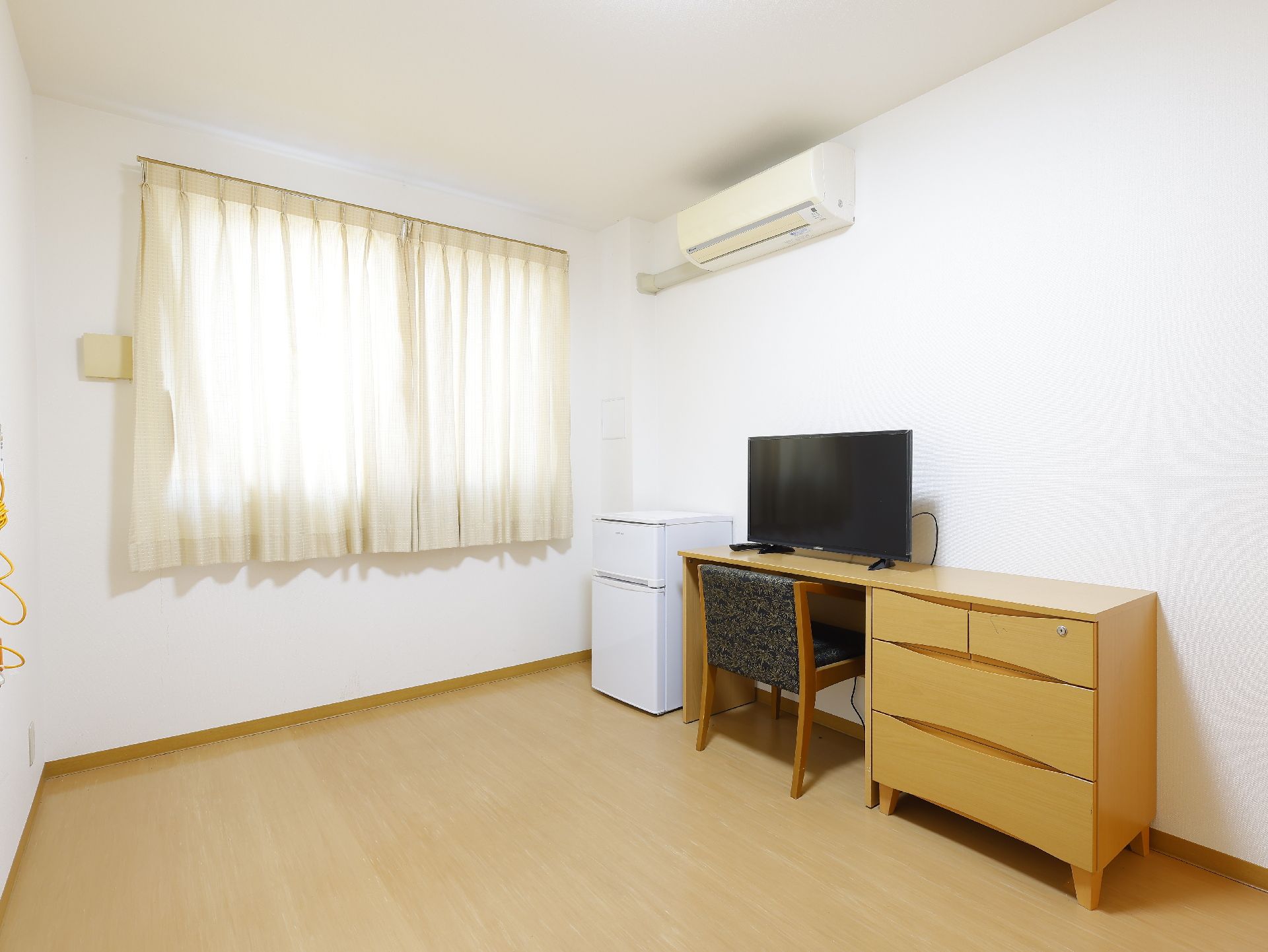 家具などが用意されている居室
