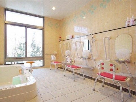 シャワーチェアのある浴室