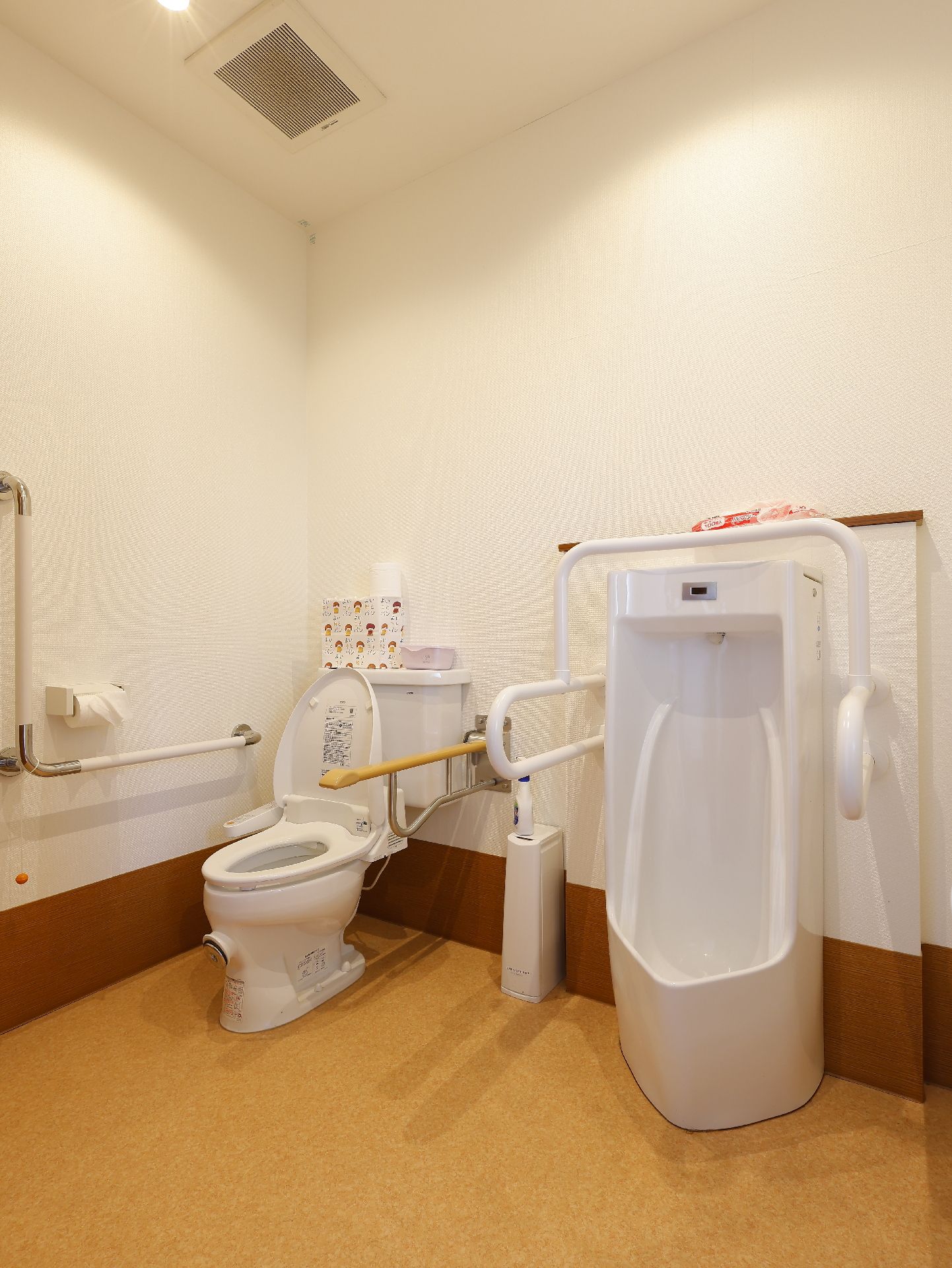 ２種類の便器に手すりが施されているトイレ