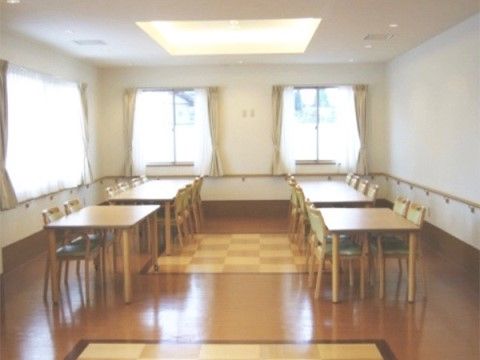 「ゴールドエイジエクセレント」の食堂。窓が多く明るい雰囲気のスペース。