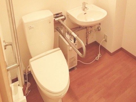 「ゴールドエイジエクセレント」の居室トイレ・洗面。気持ちよく利用していただけるよう清潔に保たれている。