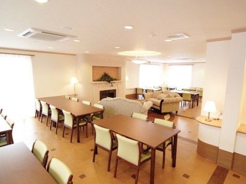 「ゴールドエイジエフ」の食堂。明るくおしゃれな照明が配置されている。