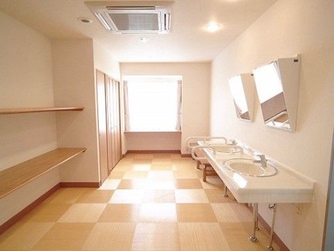 「ゴールドエイジエフ」の脱衣室。清潔感のあるゆとりを持たせた空間。