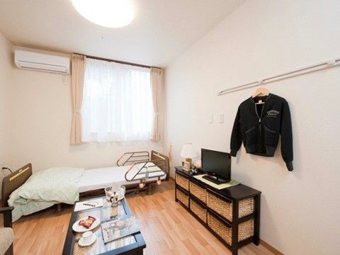 ベッドやテレビが設置された居室