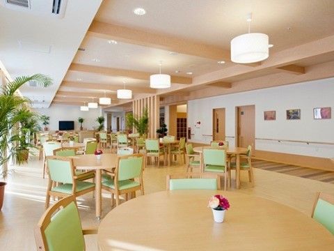 椅子やテーブルが設置されている共有スペース