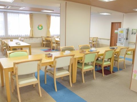 「住宅型有料老人ホーム 藤の蕾 壱番館」のリビング。交流も盛ん。
