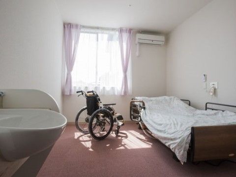 「住宅型有料老人ホーム 藤の蕾 壱番館」の居室。プライベートも充実の個室タイプ。