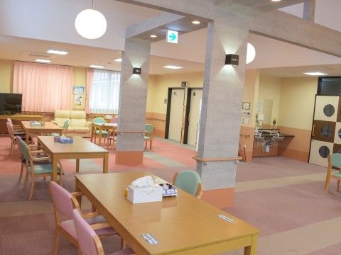 「住宅型有料老人ホーム 藤の蕾 弐番館」の内観。天井が高くチャーミングな内装。