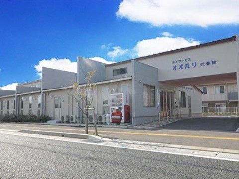 「住宅型有料老人ホーム 藤の蕾 弐番館」の外観。デイサービスが隣接。