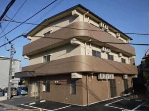 車止めが２つ置かれた駐車スペースが２か所にある施設