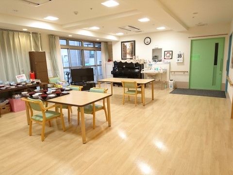 広いスペースに２台のテーブルが間隔を空けて置かれている食堂