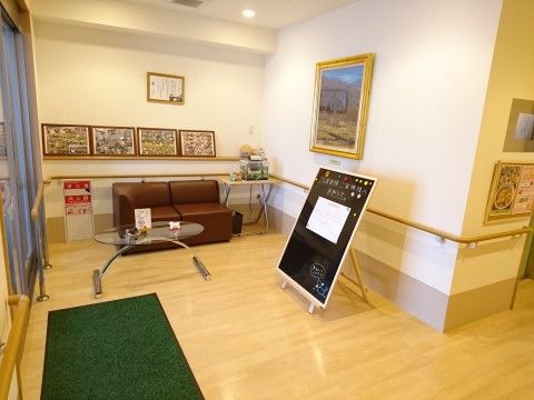 外出からの帰宅の際、ホッとできる温かみのある空間になるよう、エントランスには、さまざまな絵を飾っている。