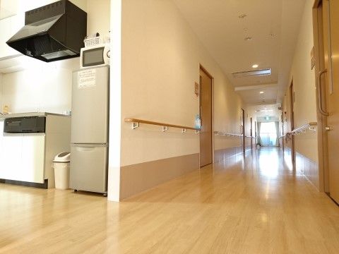 奥の窓から十分な光が差し込むため、見通しの良い通路である。手すりを設置しているので、歩行訓練を行うことができ、健康維持につながる。