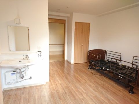 備え付けのベッド以外の家具を持ち込むことができる。自由なレイアウトにすることができ、一人の時間を落ち着いた空間で過ごすことができる。