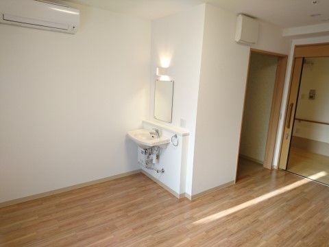 居室の扉は全て引き戸になっており、スムーズに出入りすることができる。空調設備が整い、一年中快適に過ごすことができる。