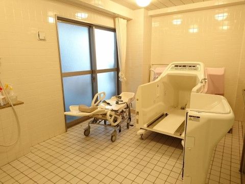 自立困難な場合は入浴介助があり、介護浴槽を用意している。寝た状態で入浴することができ、体への負担も少ない。