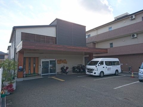 隣接している提携介護事業所は、訪問介護事業所、居宅介護支援事業所、訪問リハビリなどのさまざまなサービスを取り扱う。
