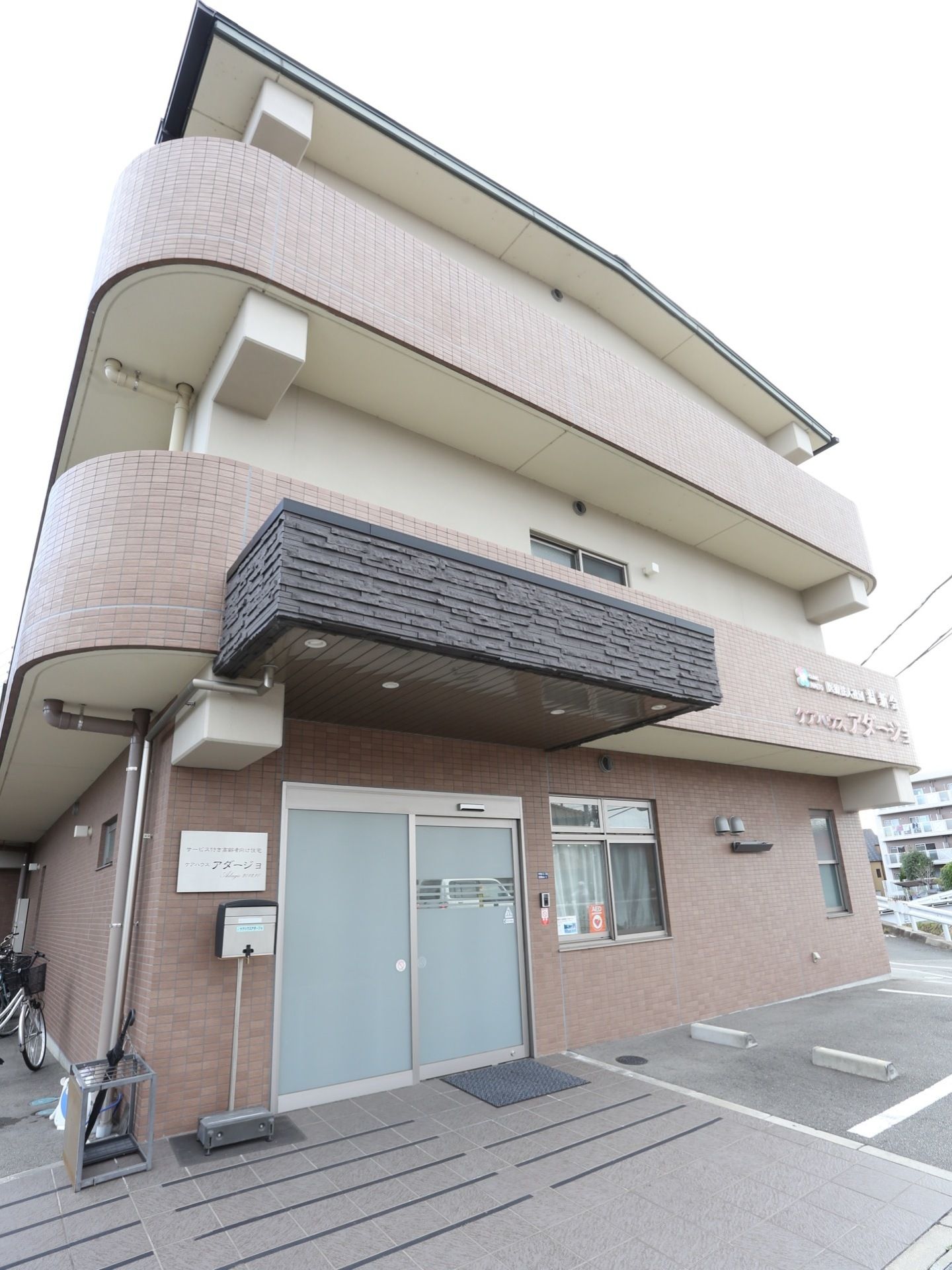 施設はレンガ造りの外壁で、3階建ての建物となっている。玄関の入口は自動ドアで、隣りには受付窓口が設けられている。