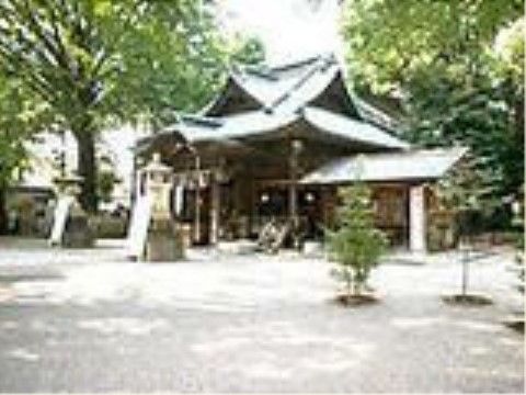 施設の徒歩圏内にある緑に囲まれた由緒ある神社。心落ち着く場所で、参拝や自然散策などを楽しむことができる。