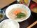 食器は、それぞれ違った柄のついた陶器のものを使用している。適度な大きさに材料は切り分けられて調理されている。