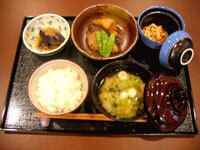 煮物とご飯と味噌汁がセットになったメニュー