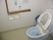 トイレは清潔感のあるスペースになっている。壁には手すりと呼び出しボタンを設置しており、いざという時も安心である。