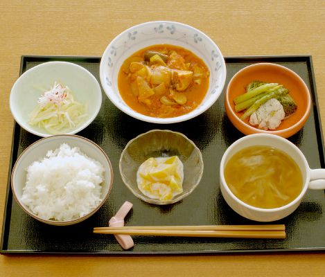 ご飯とスープやサラダがセットになったメニュー