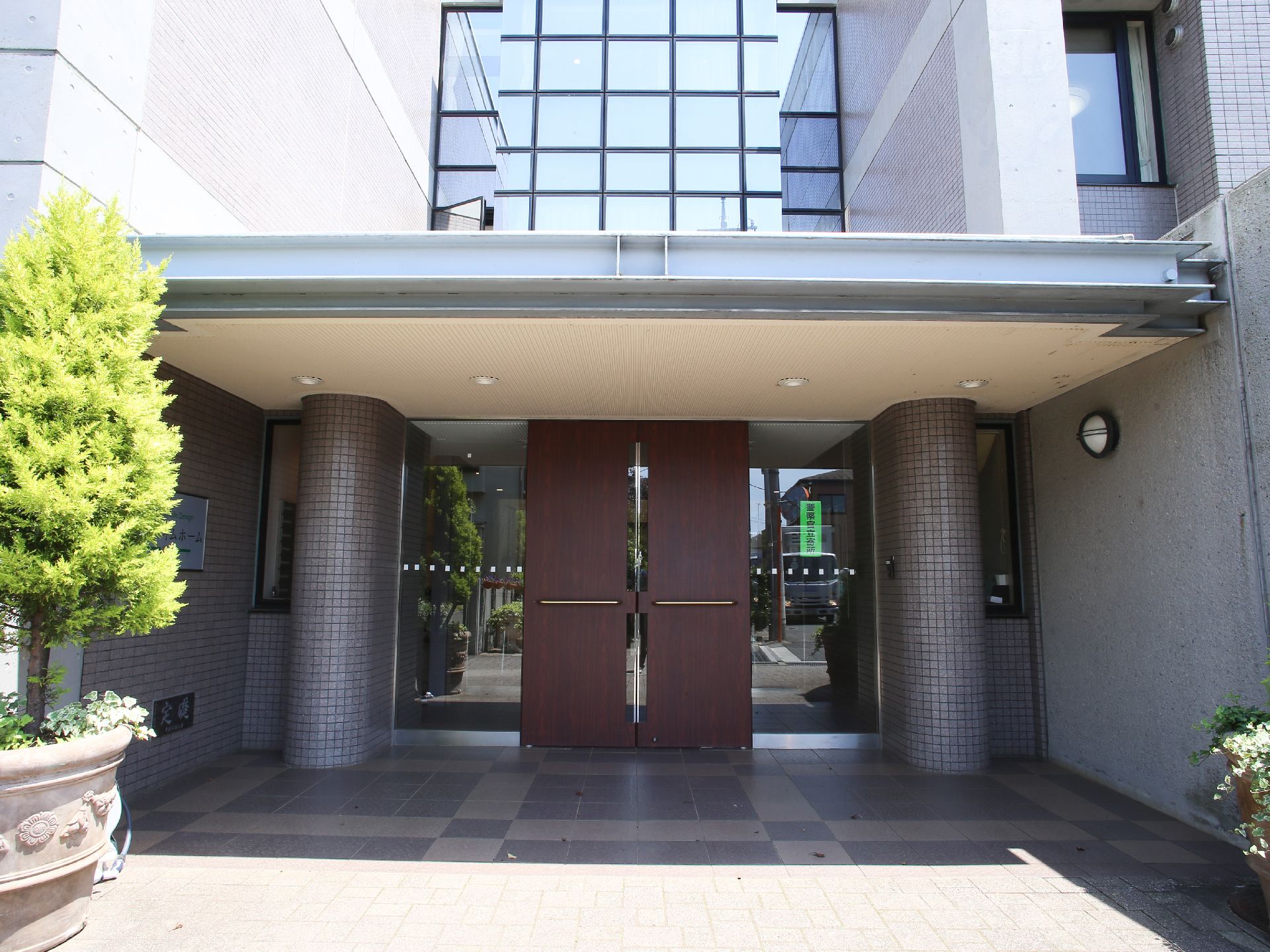 屋根が設置されている玄関
