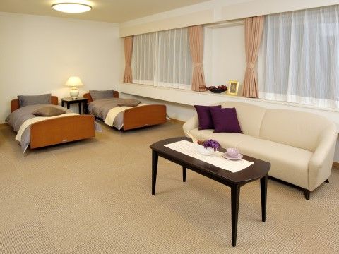 グッドタイムホーム・不動前の居室（ツイン）。ご夫婦でご自宅と変わらないお時間をお過ごしください。