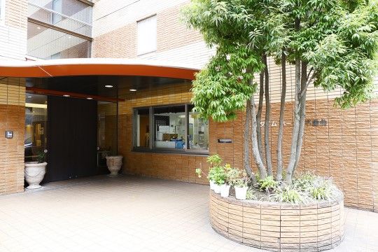 グッドタイムホーム・不動前の外観２。見通しのいい玄関で出入りを管理しております。