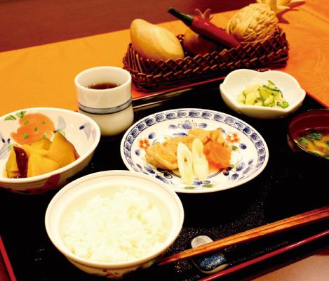 ご飯と味噌汁がセットになった和食