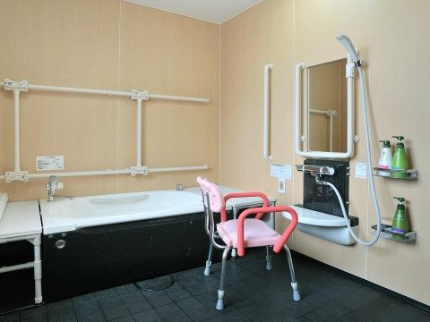 浴室には手すりを多数設置しており、転倒防止や立ち上がりの補助に一役かっている。洗い場の椅子も肘あて付きの安定感のあるものを使用している。