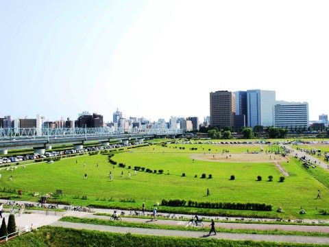 施設の近くには芝生が広がる公園があるので、気分転換に散歩したり自然を感じながら休憩の場として利用できる。