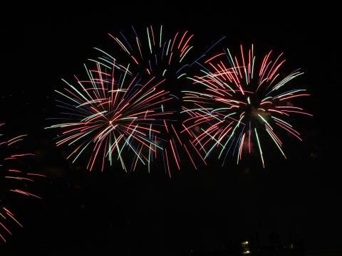 施設の屋上は普段は夜景を楽しむことができるほど眺めが良いので、夏になれば打ち上げ花火をきれいに見ることができる。