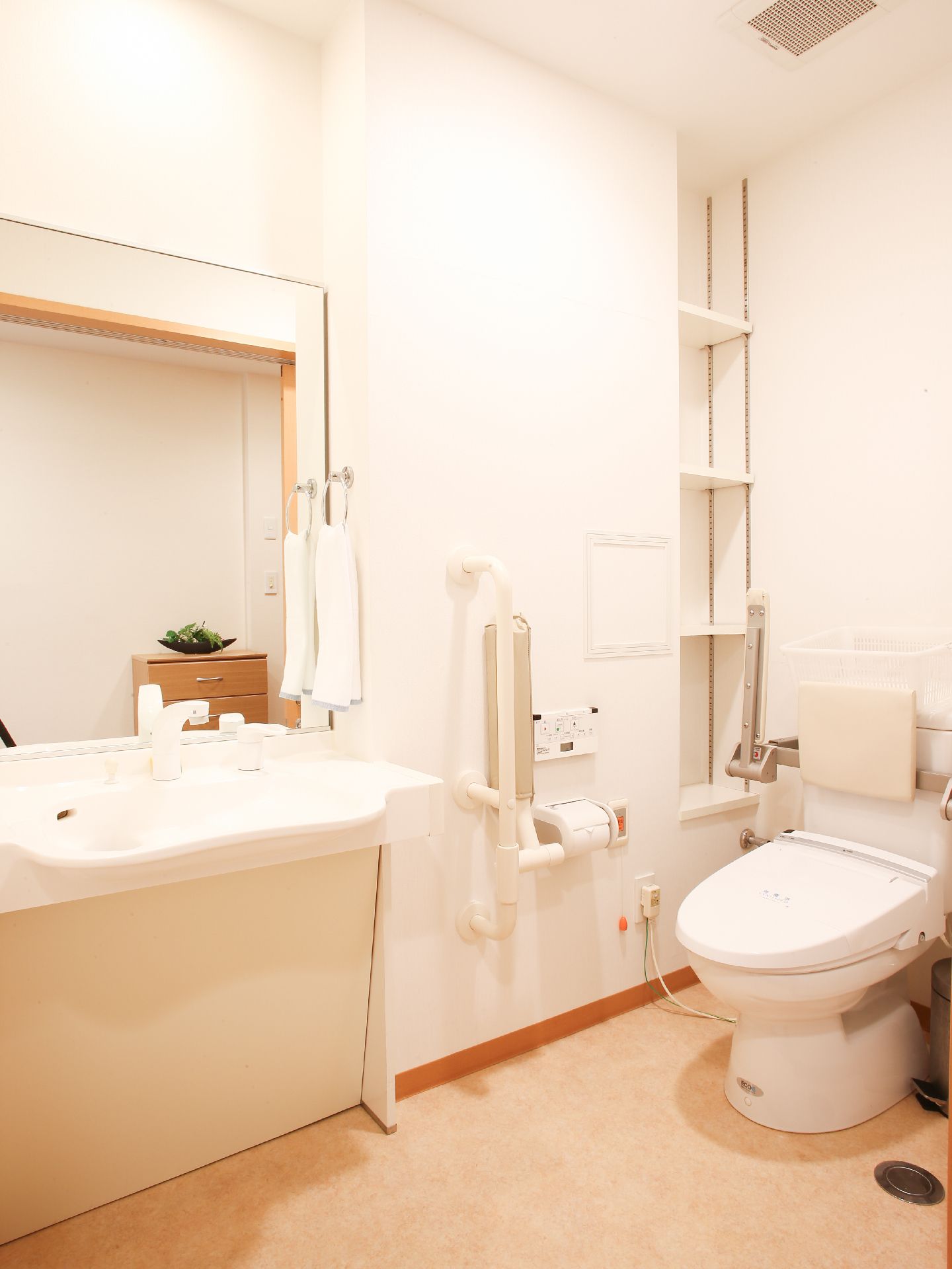 清潔感のあるトイレには、介助用の手摺が設置されており不自由さが内容になっている。緊急用の押しボタンも設置されている。