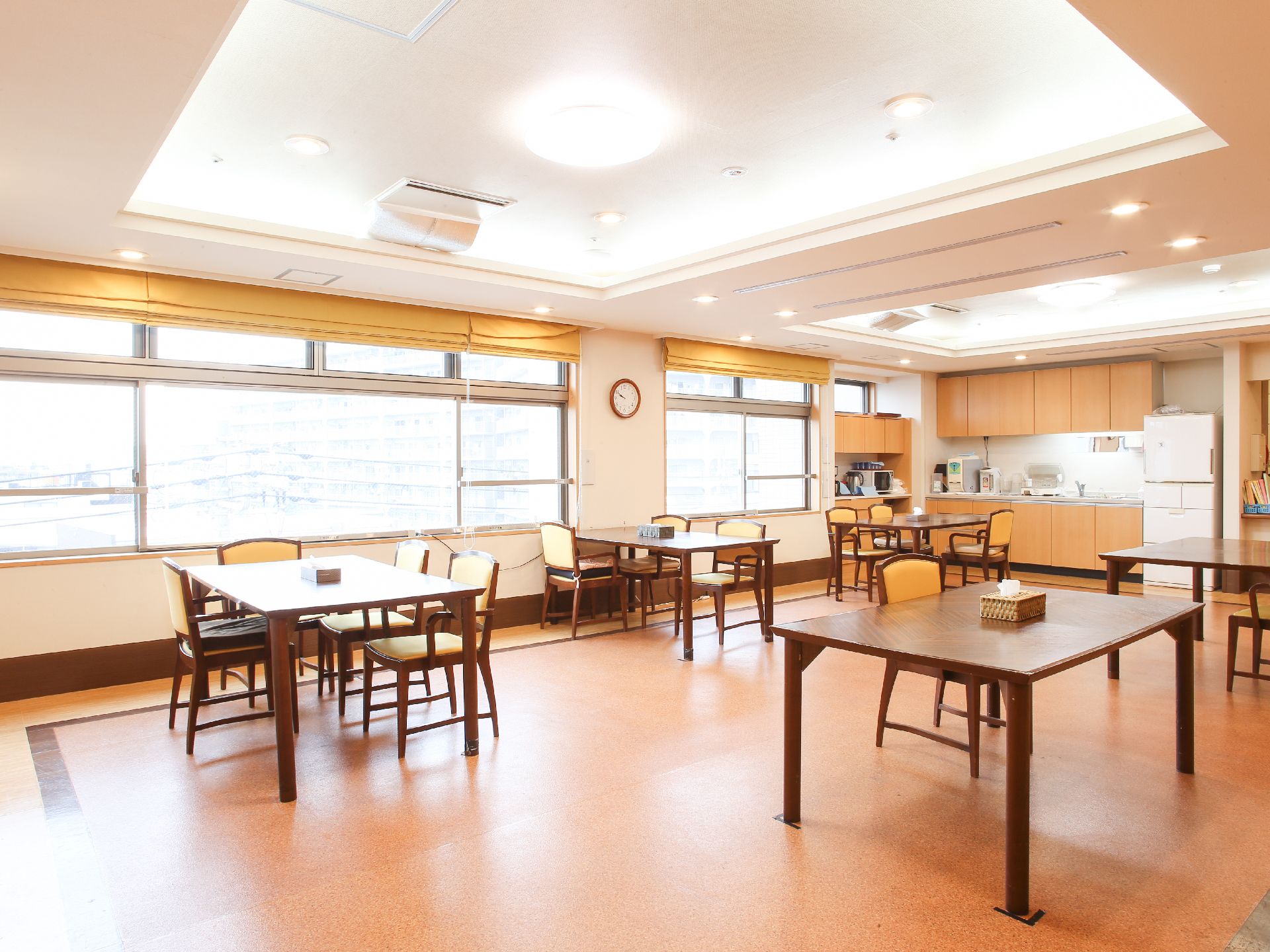 広々とした明るい食堂である。テーブルの配置も余裕を持った位置で設置されており、入居者との動線を考慮した配置になっている。