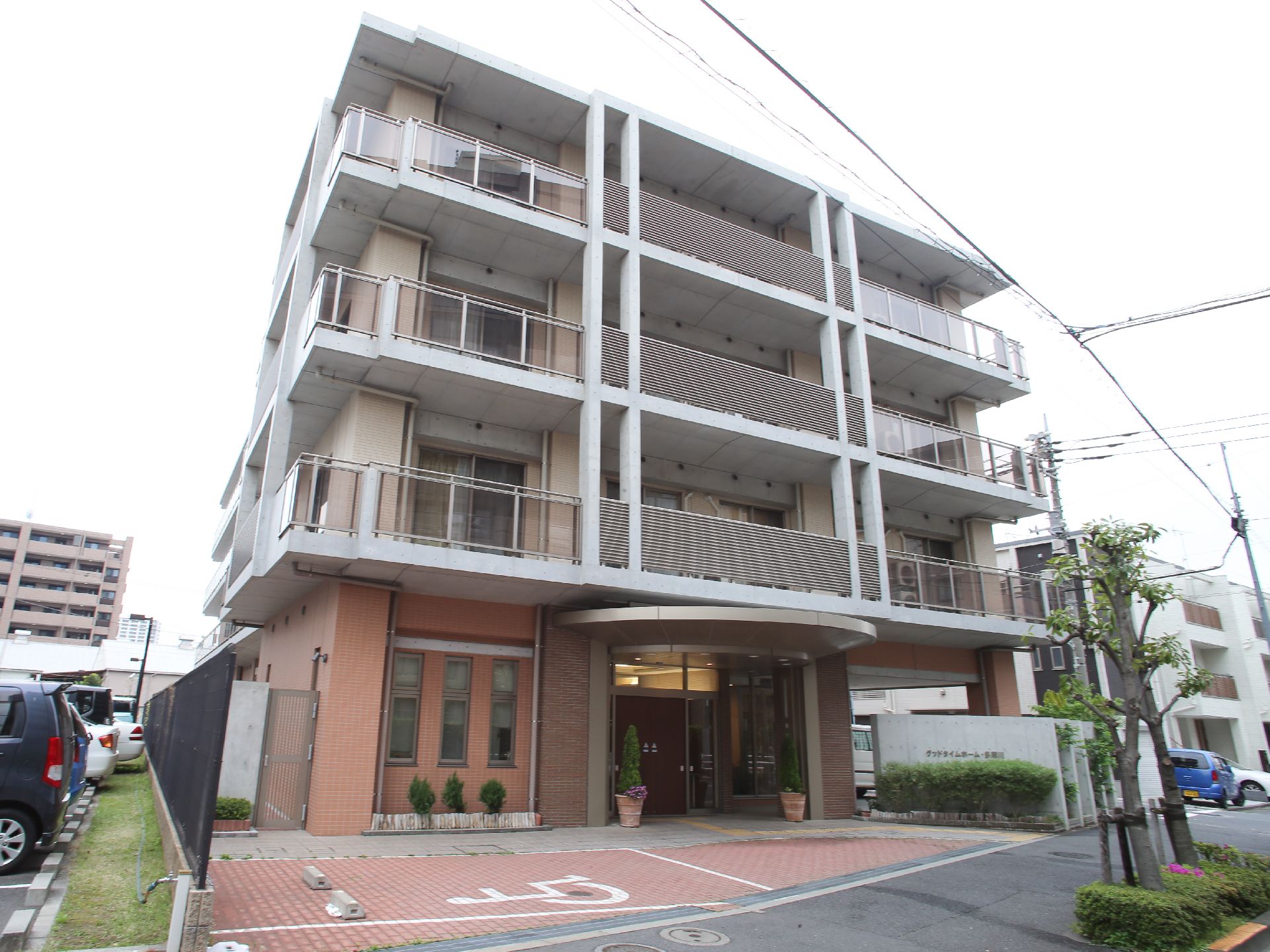 RC造4階建ての建物である。道路からのアクセスもよく入居者が車からの乗り降りの際には楽に行うことが可能。